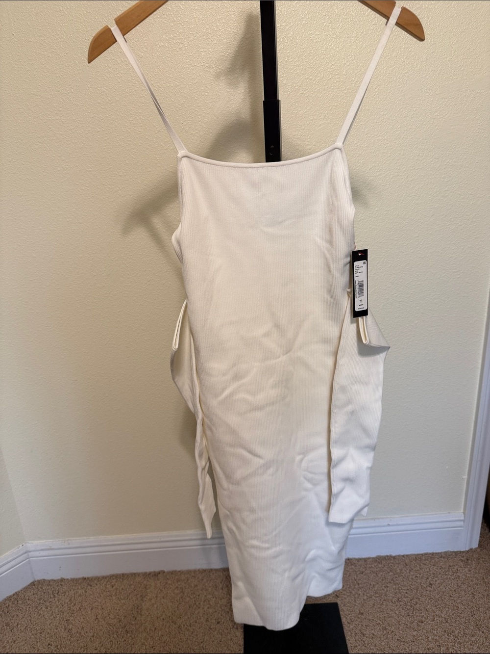 Alice + Olivia 🌹White Cold-Shoulder Ribbed Midi Dress